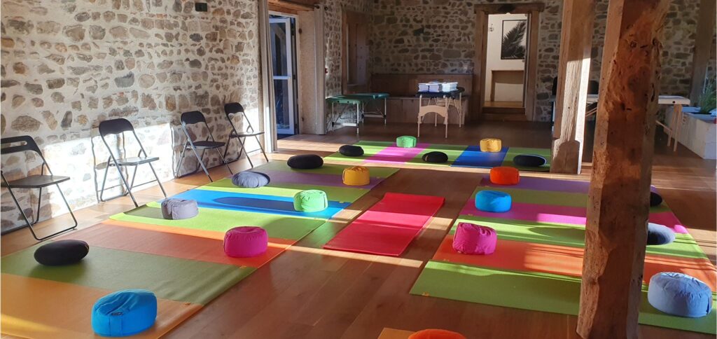 Salle de formation réflexes archaïques avec tapis colorés